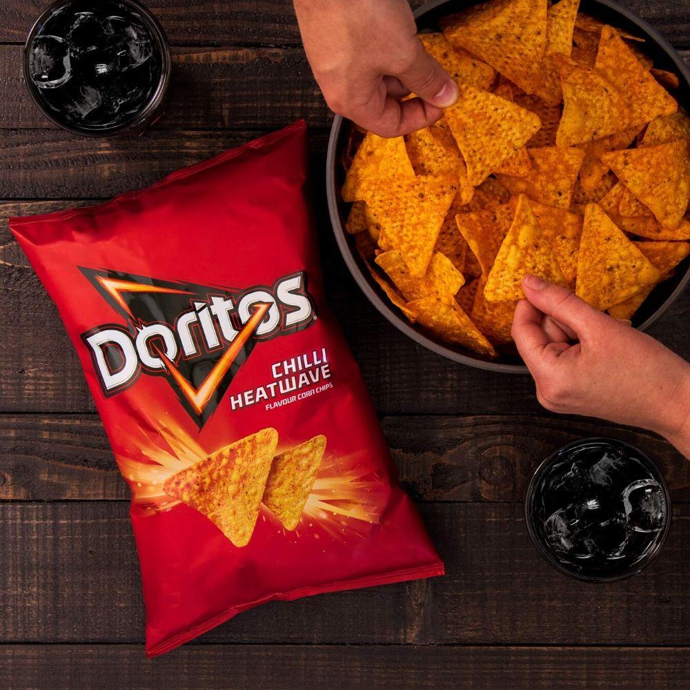 Doritos Chilli Heatwave, nachos al formaggio leggermente piccanti da 150g - Image 2