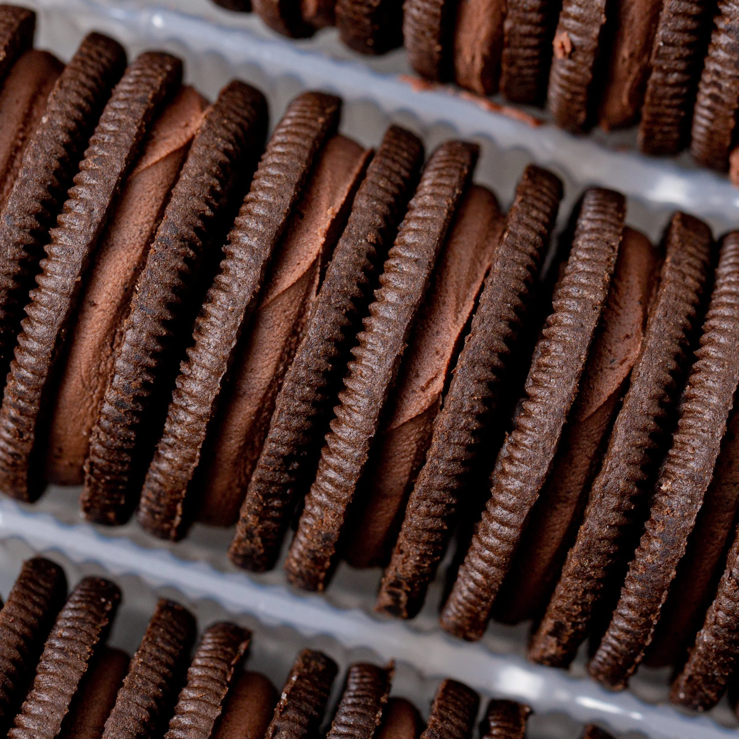 Oreo Chocolate Hazelnut, biscotti con crema alla nocciola da 482g - Image 2
